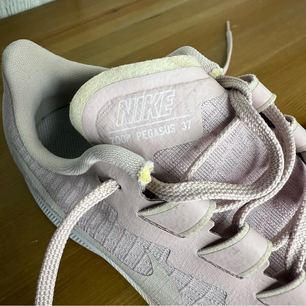 Nike Air Zoom Pegasus 37 Running  Lightweight Running Sneaker Women’s Size 11